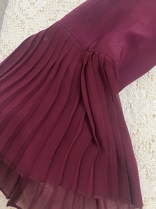 Vestido Zara burdeos con volantes plisados