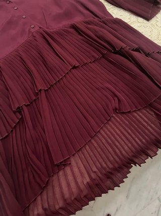Vestido Zara burdeos con volantes plisados