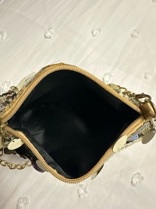 Bolso de fiesta dorado con cadena