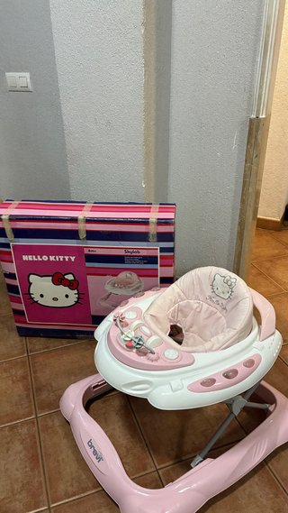 Tacatá Brevi Hello Kitty con su caja.