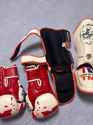 Guantes y espinilleras boxeo Muay Thai