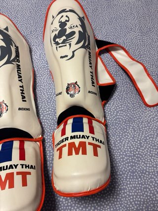 Guantes y espinilleras boxeo Muay Thai