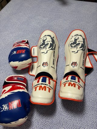 Guantes y espinilleras boxeo Muay Thai