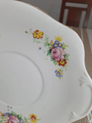 Plato de porcelana con flores