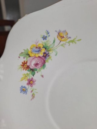 Plato de porcelana con flores