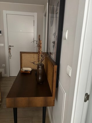 Mueble de entrada de madera maciza  y ratán natura