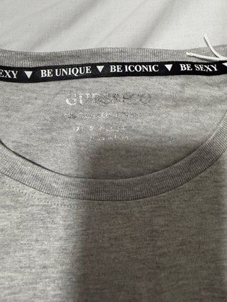 Camiseta Guess Gris Logo Triángulo
