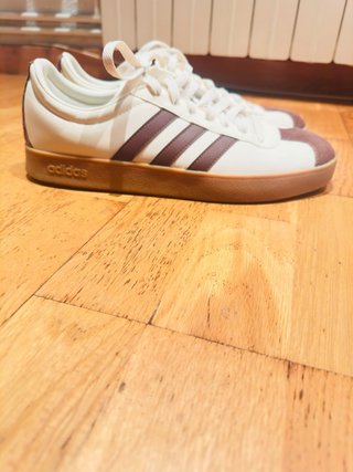 Zapatillas Adidas Blancas y Marrones