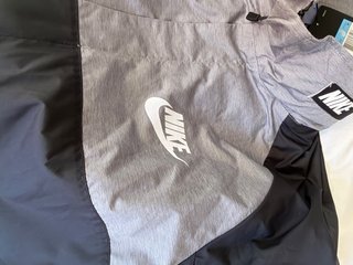 Chaqueta cortavientos Nike negra y gris nueva
