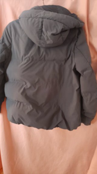 Chaqueta gris con capucha parka plumas Uniqlo