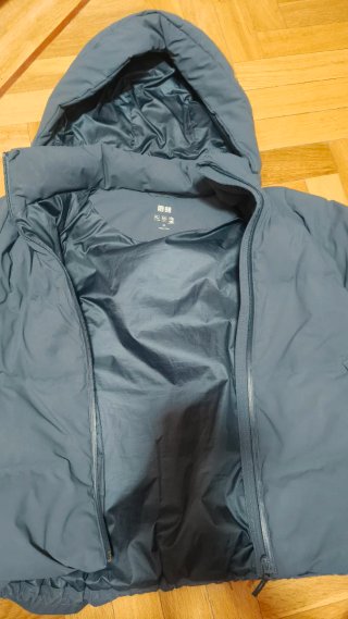 Chaqueta gris con capucha parka plumas Uniqlo