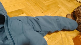 Chaqueta gris con capucha parka plumas Uniqlo