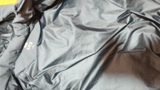 Chaqueta gris con capucha parka plumas Uniqlo
