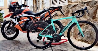 KTM Adventure Moto Naranja y Blanca