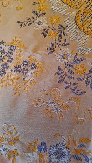 Colcha antigua de seda beige y dorada