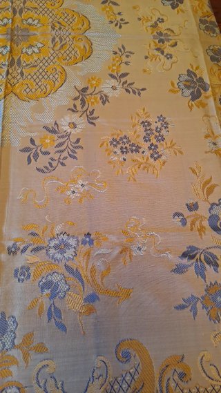 Colcha antigua de seda beige y dorada