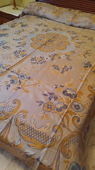 Colcha antigua de seda beige y dorada