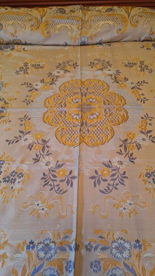 Colcha antigua de seda beige y dorada