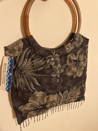 Bolso de mano con flores y abalorios