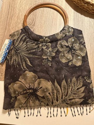 Bolso de mano con flores y abalorios