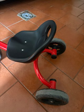 Triciclo infantil rojo con campanilla