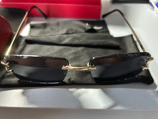 Gafas de sol Cartier negras y doradas
