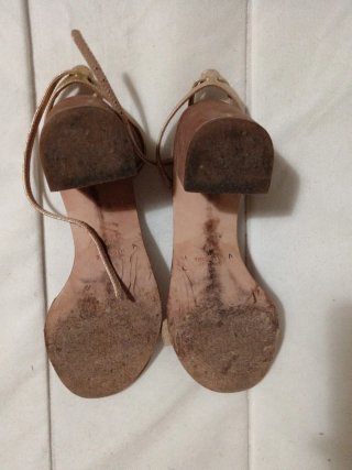 Sandalias tacón Uterque doradas