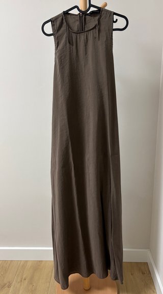Vestido largo marrón sin mangas