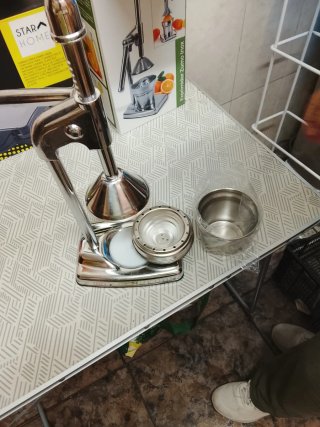 Exprimidor de Naranja Metálico