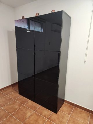 Vitrina mueble IKEA BESTÅ negro-marrón con cristal