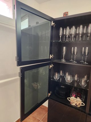 Vitrina mueble IKEA BESTÅ negro-marrón con cristal