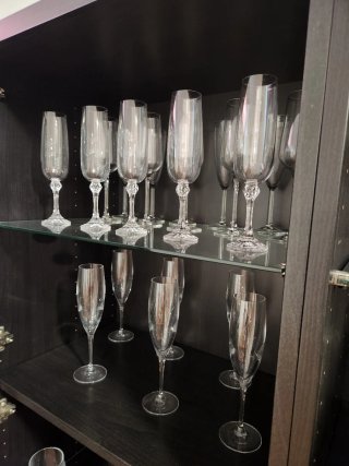 Vitrina mueble IKEA BESTÅ negro-marrón con cristal