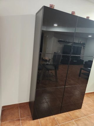 Vitrina mueble IKEA BESTÅ negro-marrón con cristal