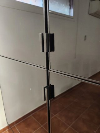Vitrina mueble IKEA BESTÅ negro-marrón con cristal