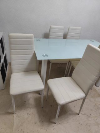 Mesa de comedor de diseño cristal y metal