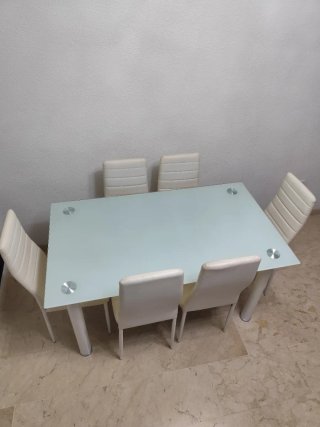 Mesa de comedor de diseño cristal y metal