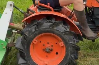 Minitractor Kubota B7000 con aperos