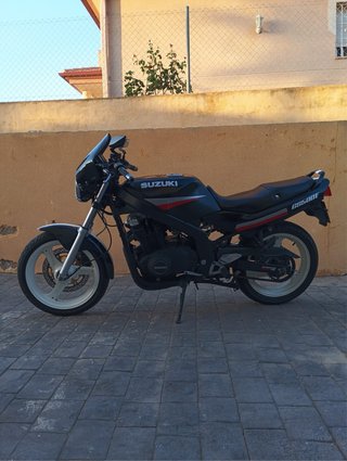 Suzuki GS500E Negra y Roja