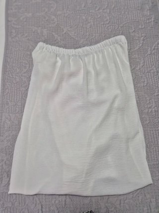 Falda blanca con detalle dorado