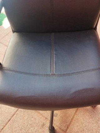 Silla negra con ruedas, despacho , estudios, gamer
