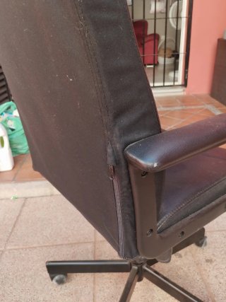 Silla negra con ruedas, despacho , estudios, gamer