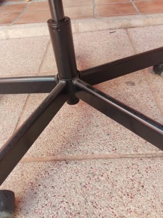 Silla negra con ruedas, despacho , estudios, gamer
