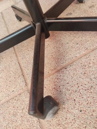 Silla negra con ruedas, despacho , estudios, gamer