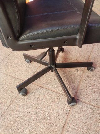 Silla negra con ruedas, despacho , estudios, gamer