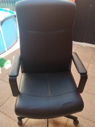 Silla negra con ruedas, despacho , estudios, gamer
