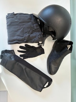 Casco, pantalón, guantes y botas equitación