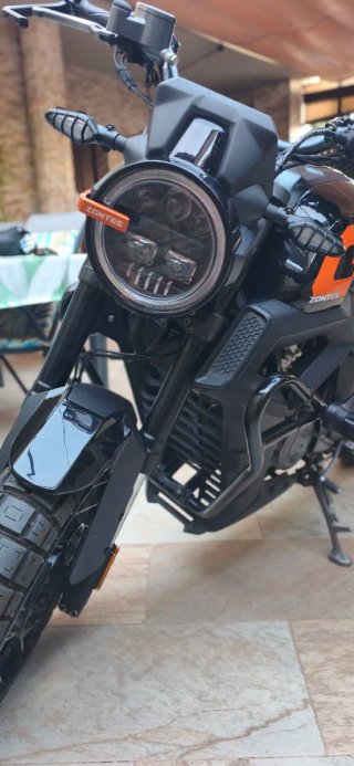 Moto 125cc Negra y Naranja