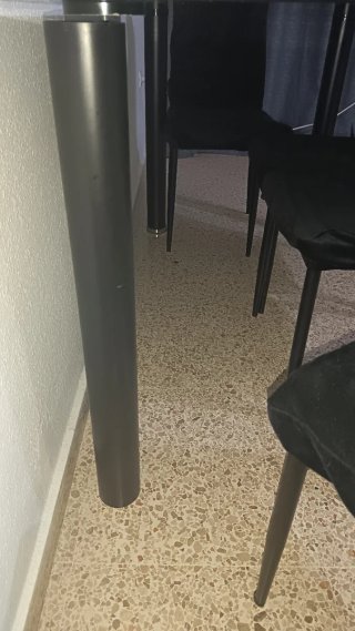 Mesa comedor negra con 4 sillas y fundas
