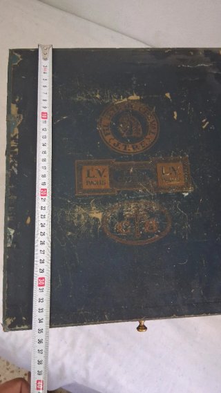 Cajonero frances muy Antiguo, de Louis Viarme