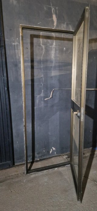 Puerta de aluminio hoja abatible
